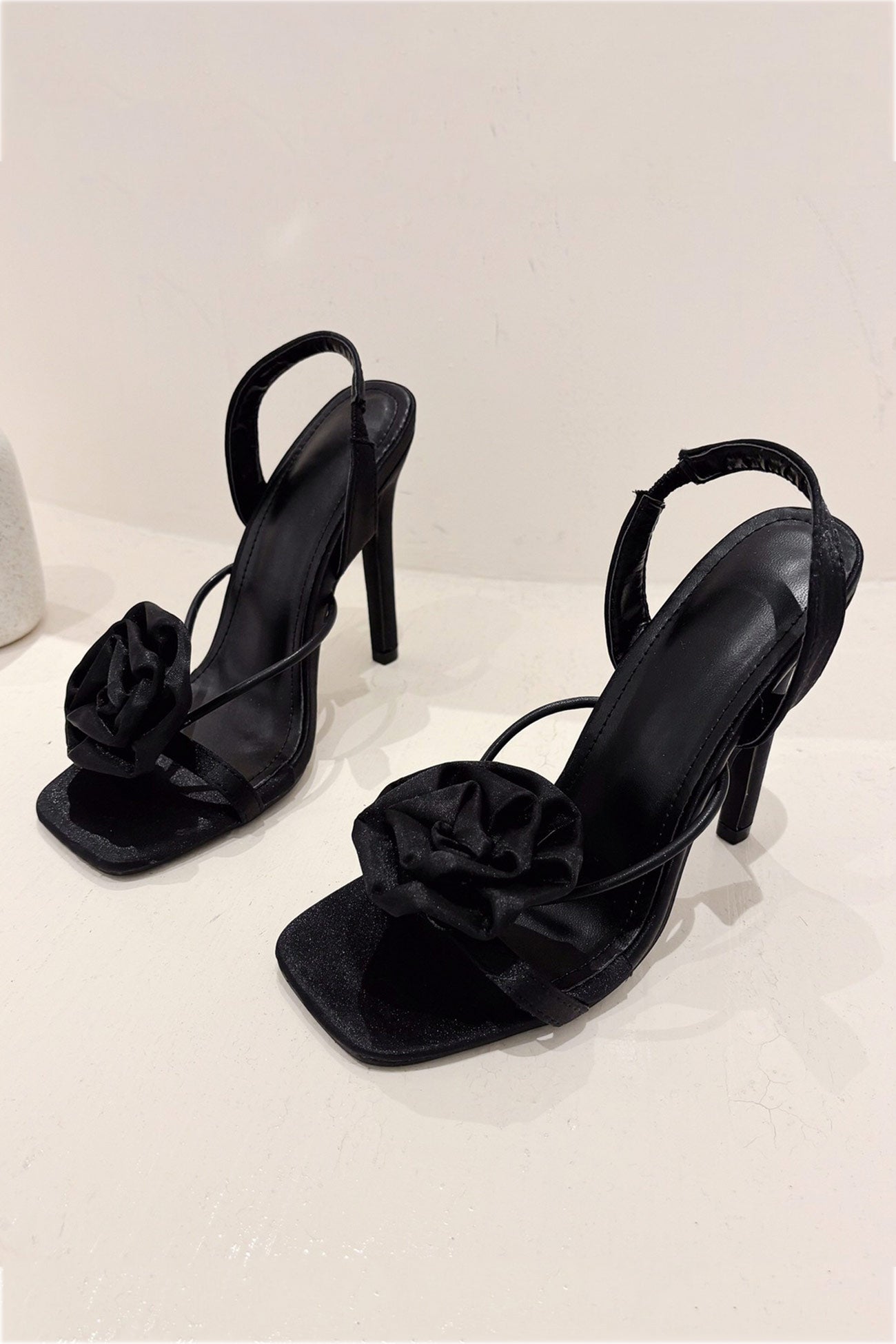Solène – Escarpins Satinés à Talon Haut avec Fleur Corsage
