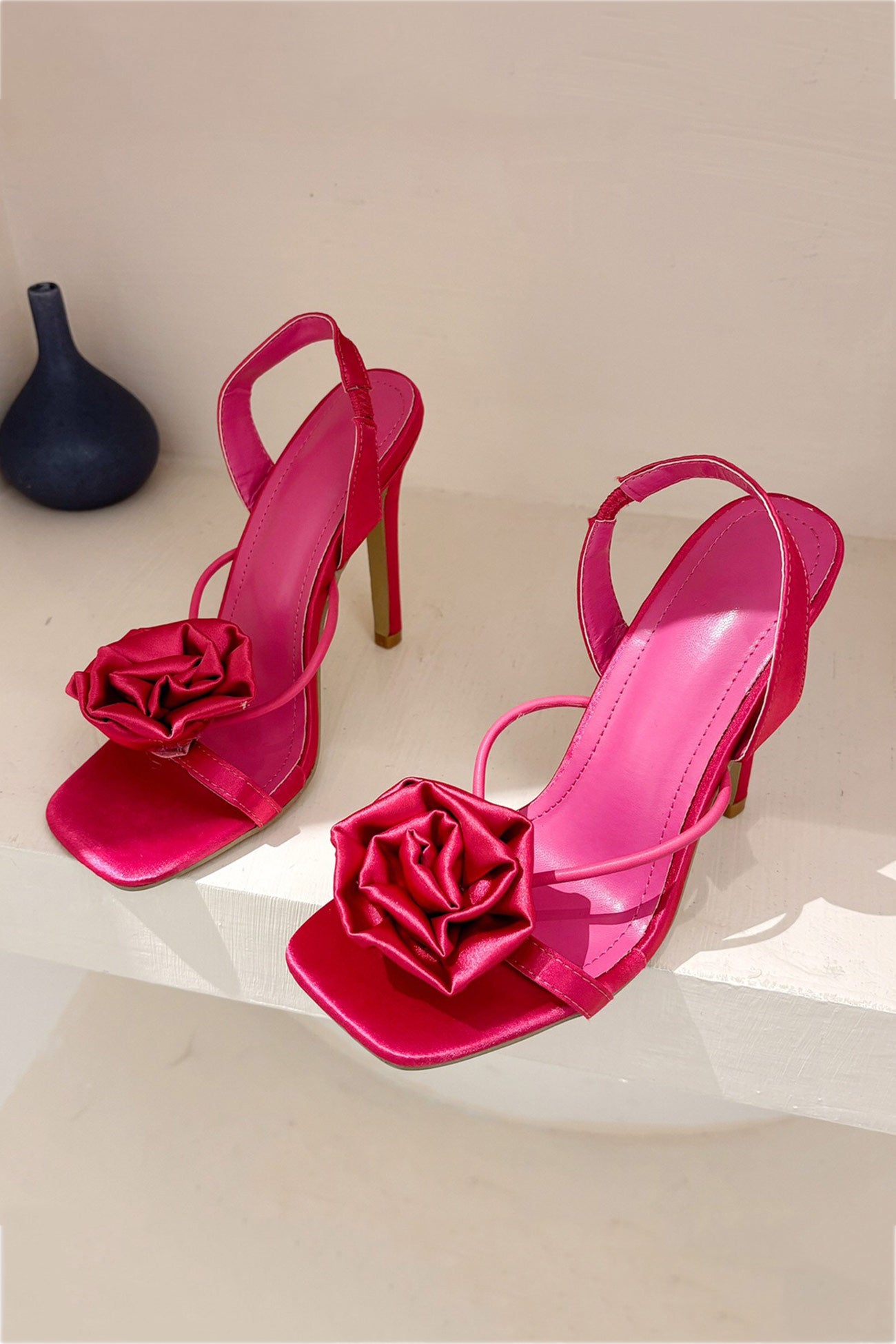 Solène – Escarpins Satinés à Talon Haut avec Fleur Corsage