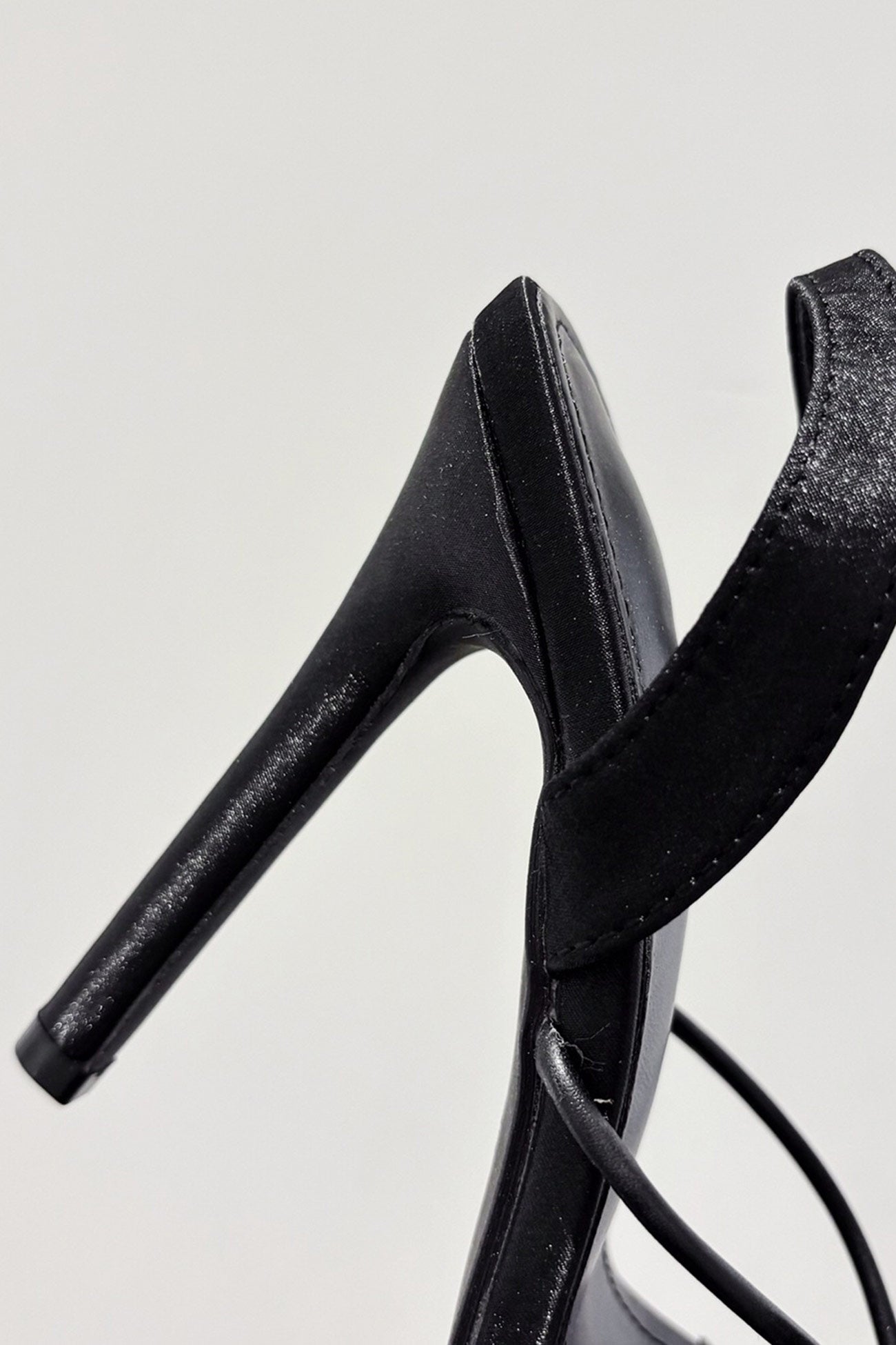 Solène – Escarpins Satinés à Talon Haut avec Fleur Corsage