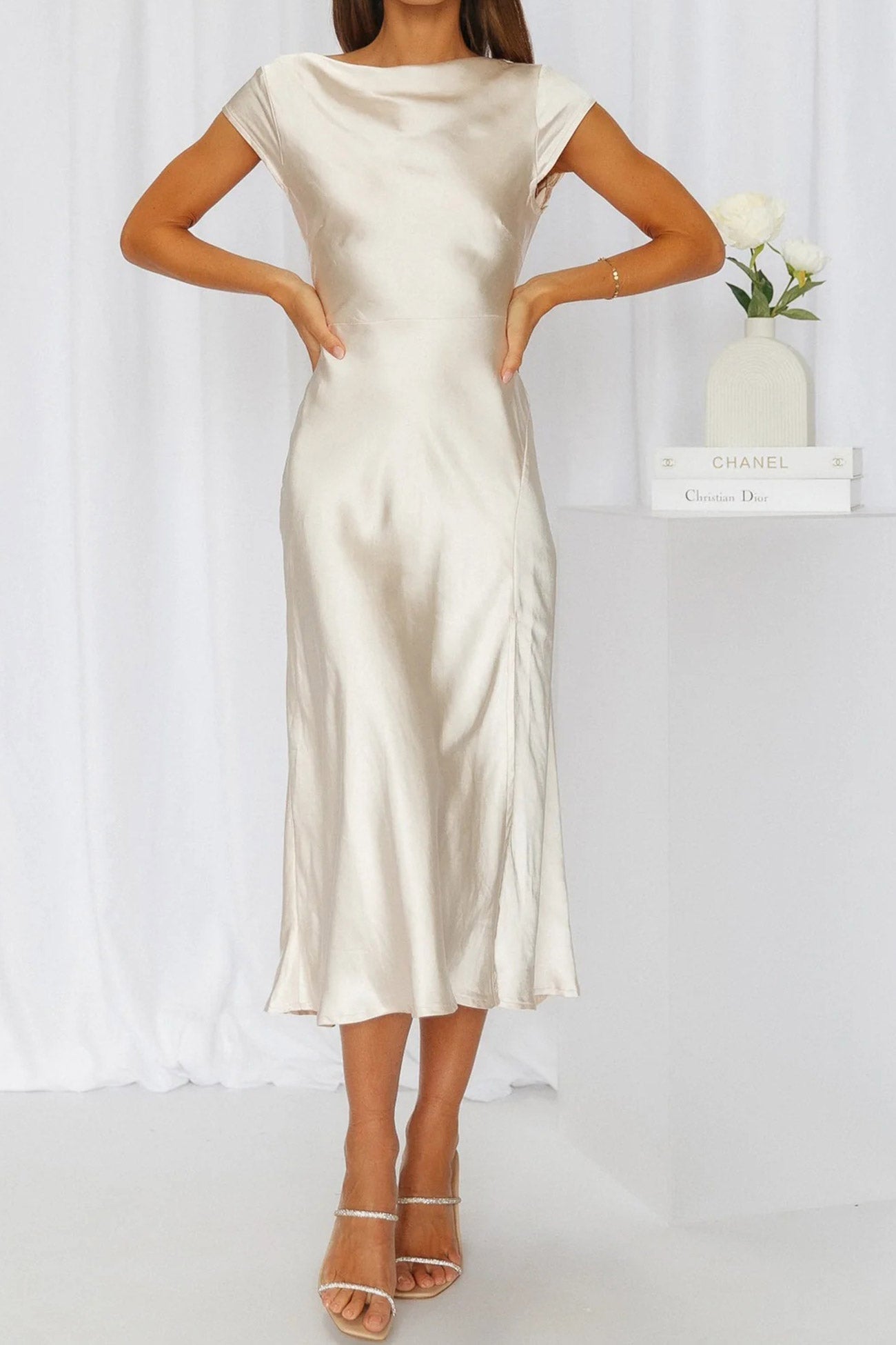 Aurélie – Robe Satinée avec Col Bénitier et Dos Torsadé