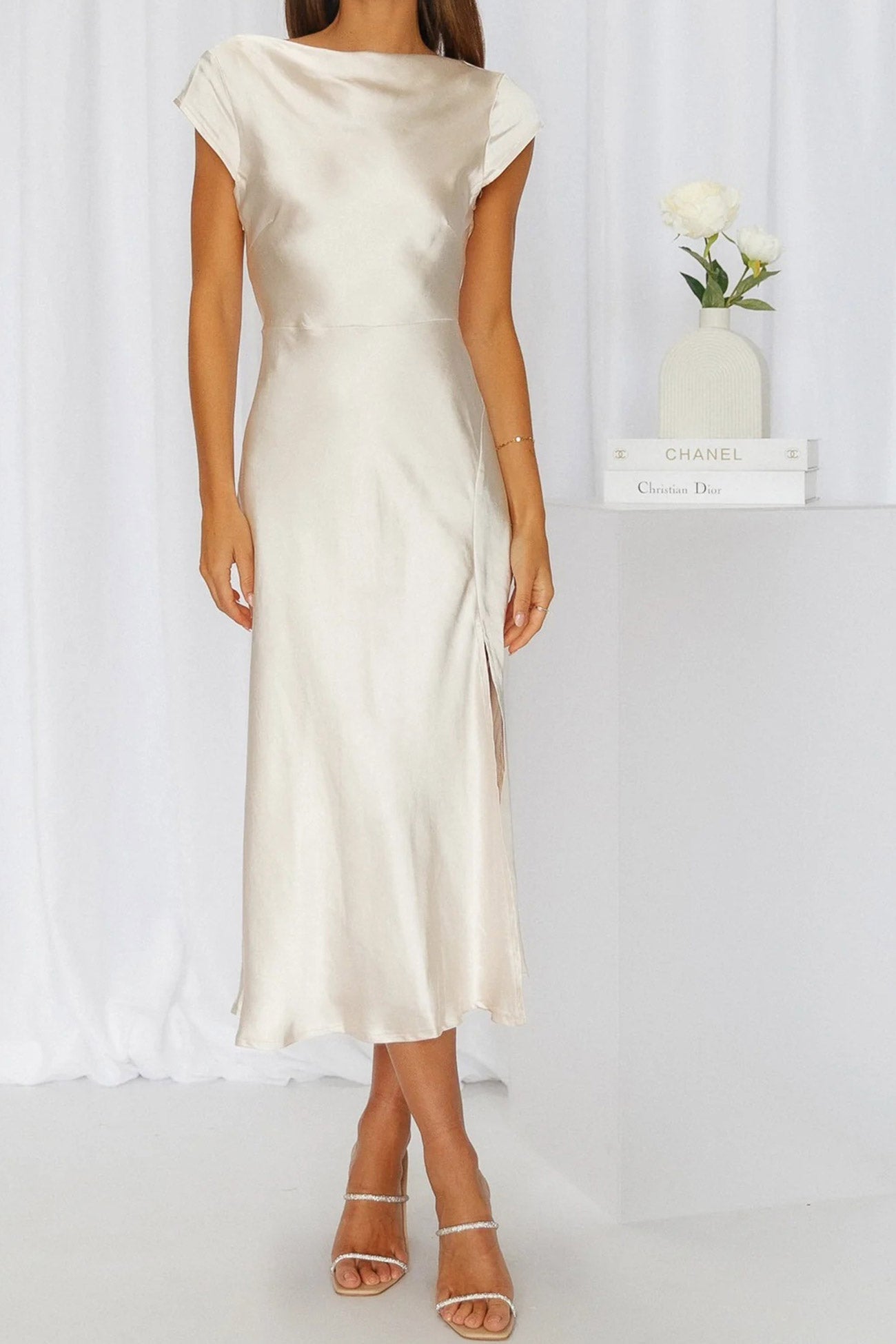 Aurélie – Robe Satinée avec Col Bénitier et Dos Torsadé