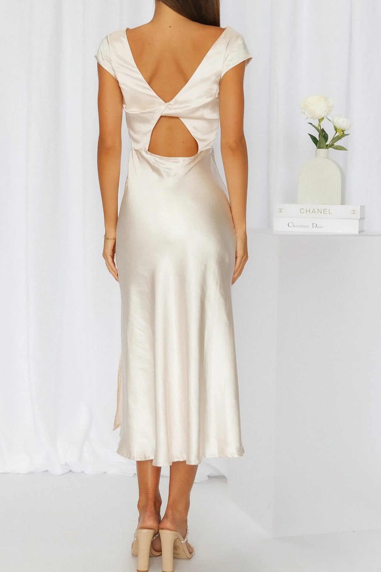 Aurélie – Robe Satinée avec Col Bénitier et Dos Torsadé