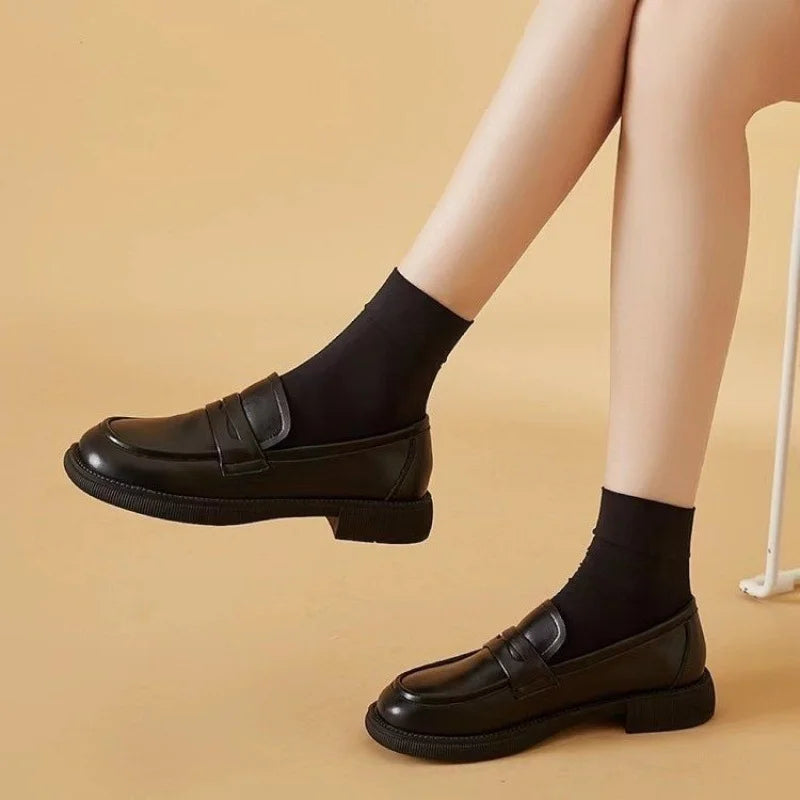 Mocassins femme à bout rond et bride en similicuir mat 1
