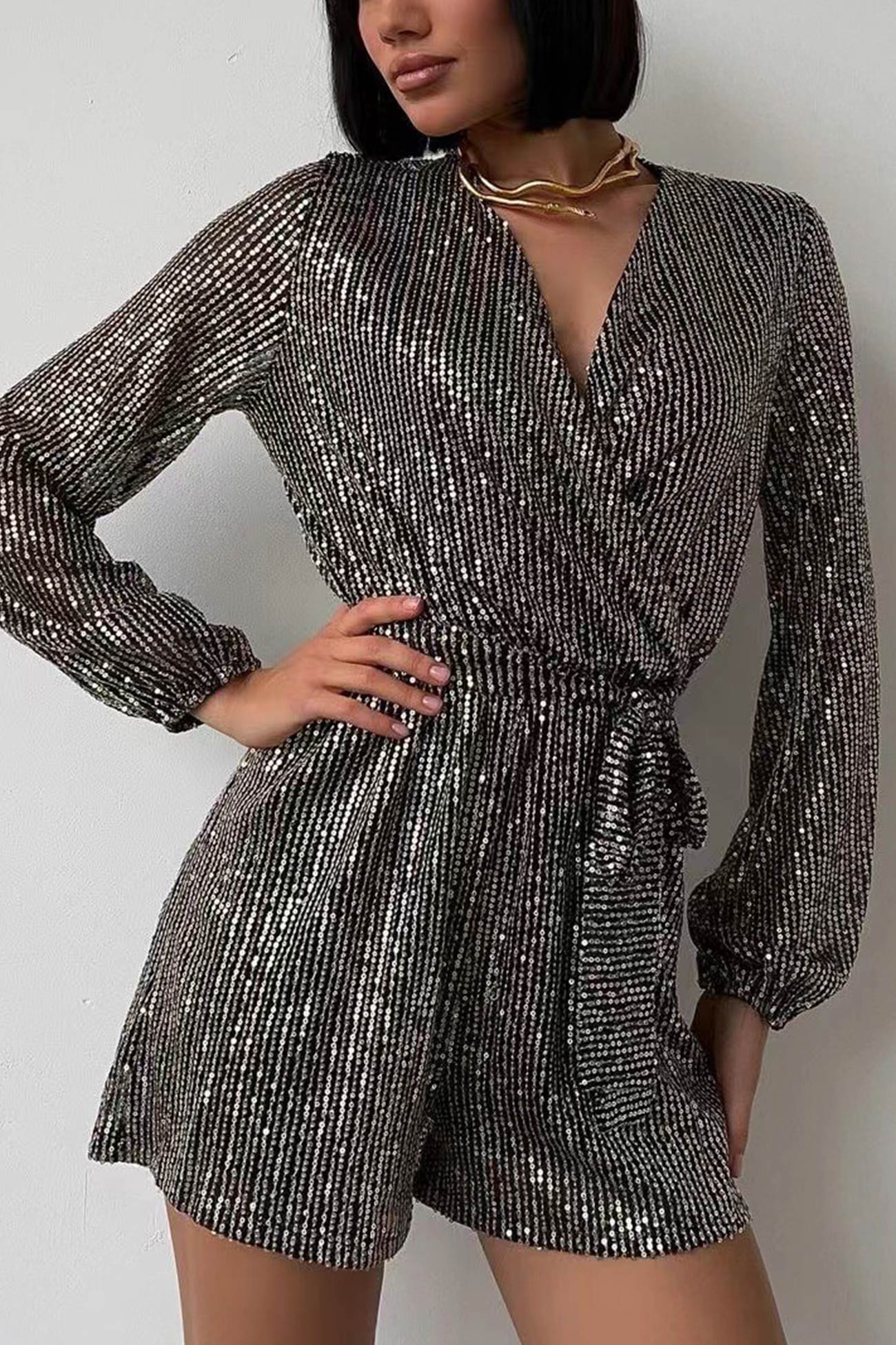 Clara – Combishort à Paillettes avec Ceinture et Décolleté en V
