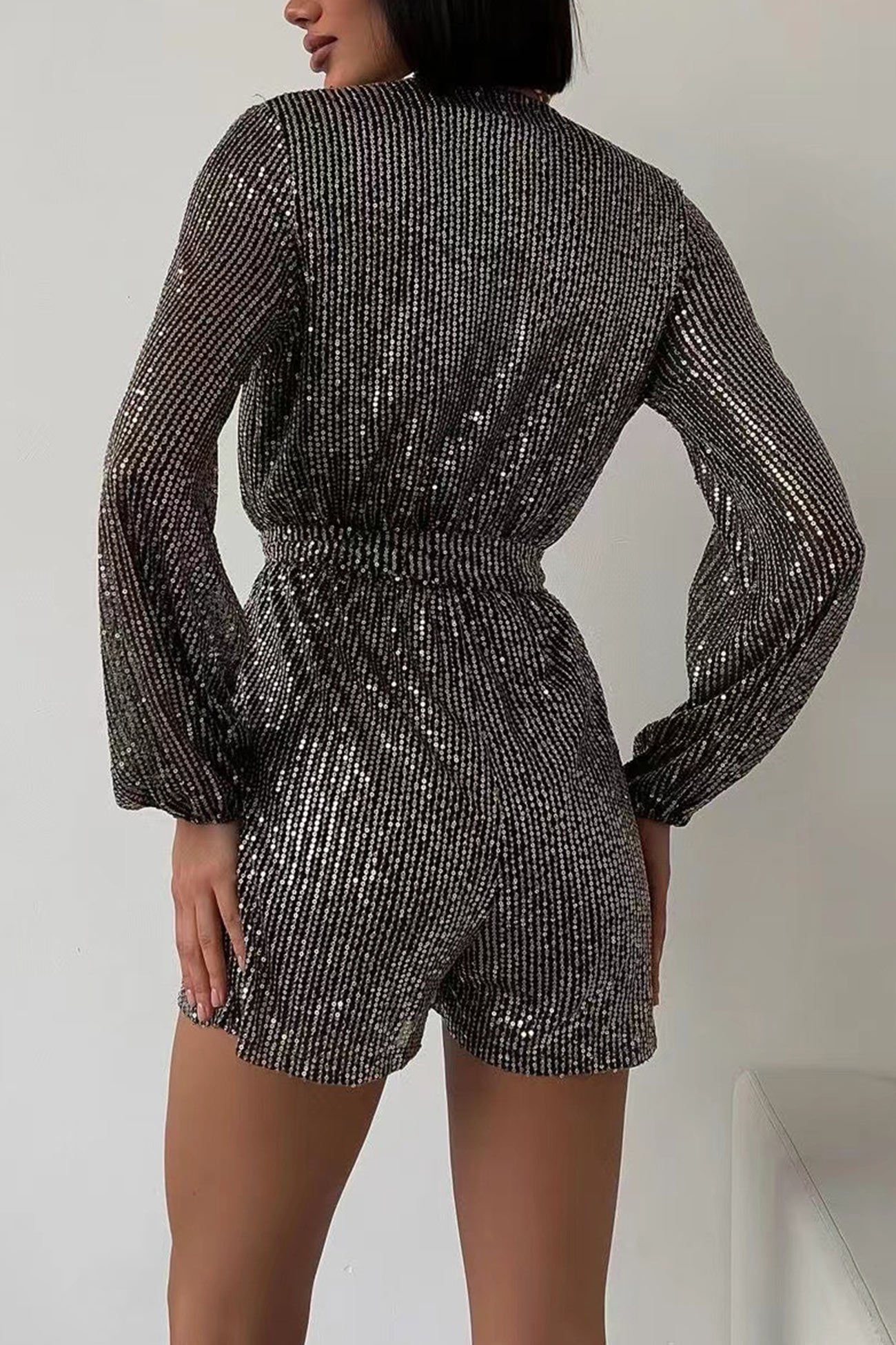 Clara – Combishort à Paillettes avec Ceinture et Décolleté en V