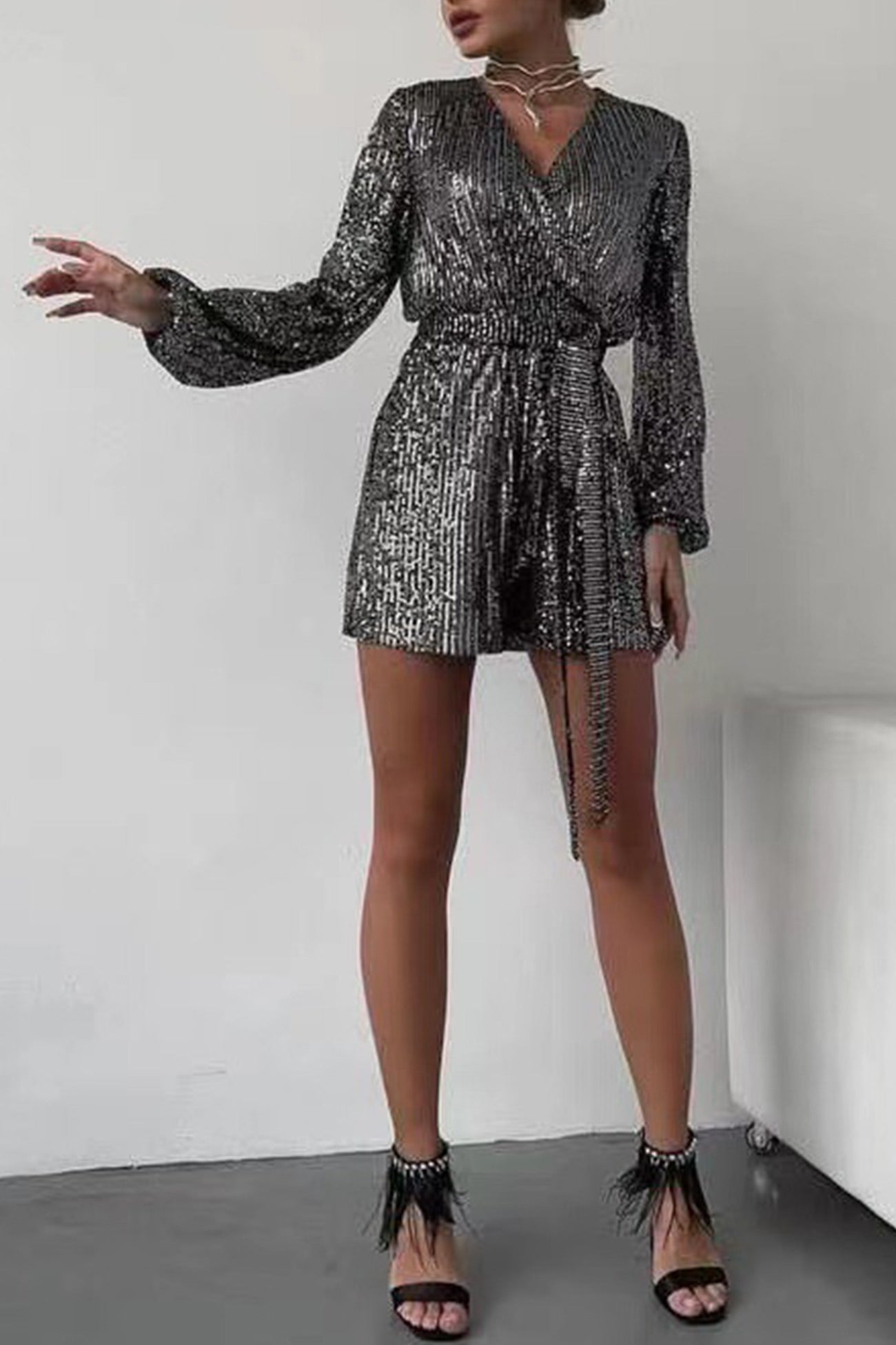 Clara – Combishort à Paillettes avec Ceinture et Décolleté en V