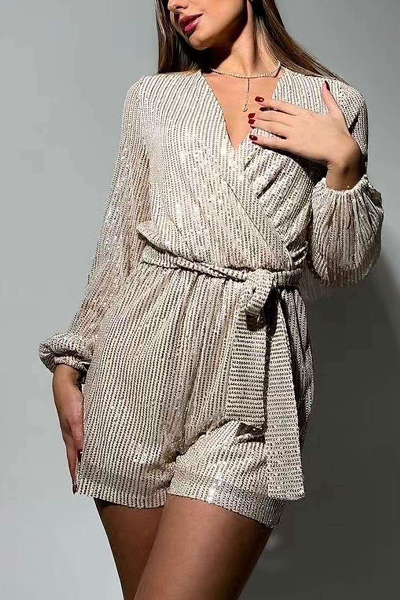 Clara – Combishort à Paillettes avec Ceinture et Décolleté en V