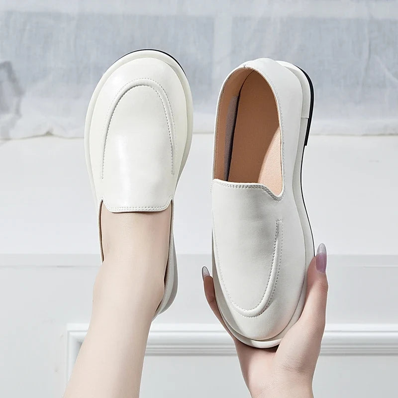 Mocassins femme minimalistes à bout rond en similicuir mat 1