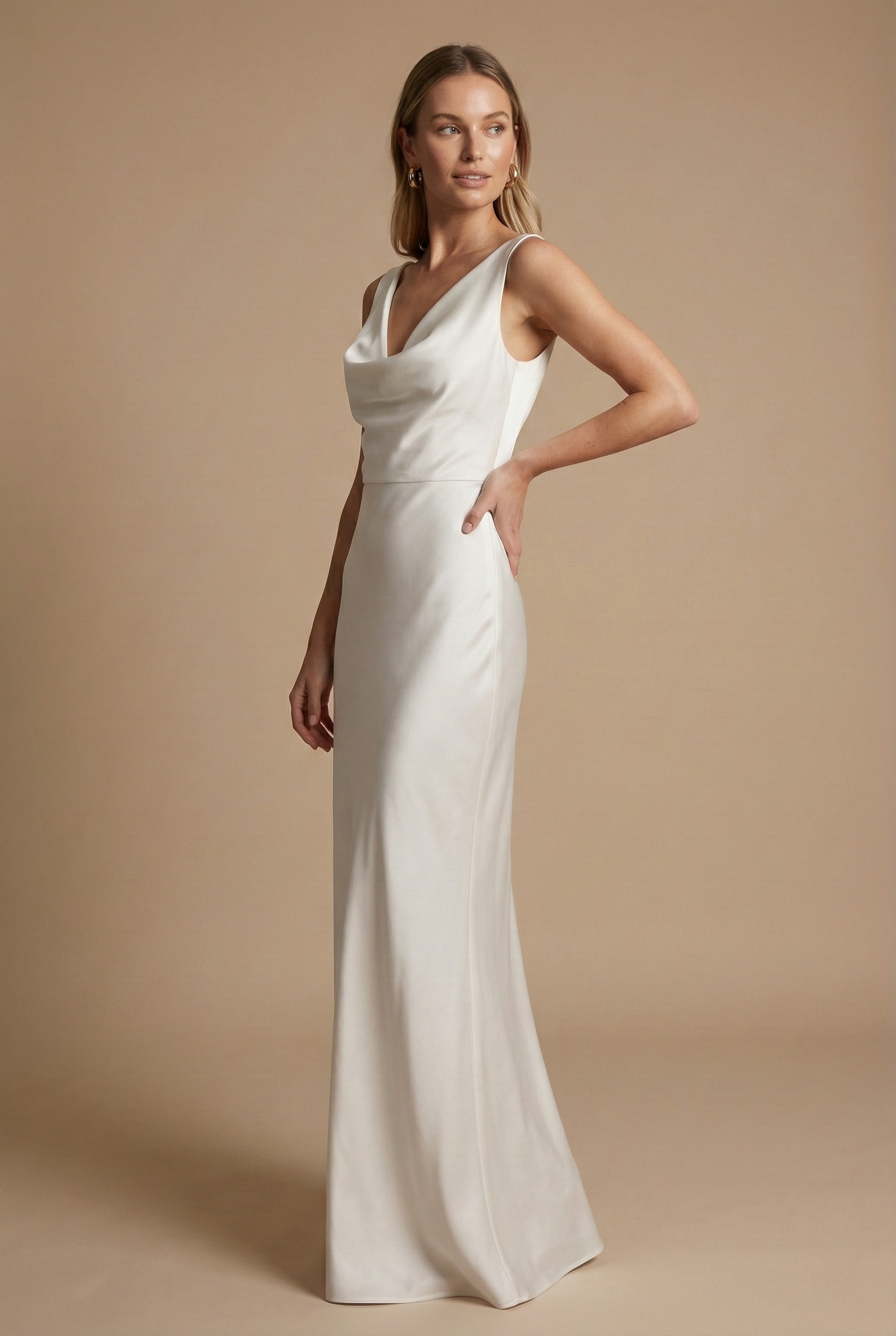 Constance – Robe maxi nuisette en satin à col en V et dos nu femme
