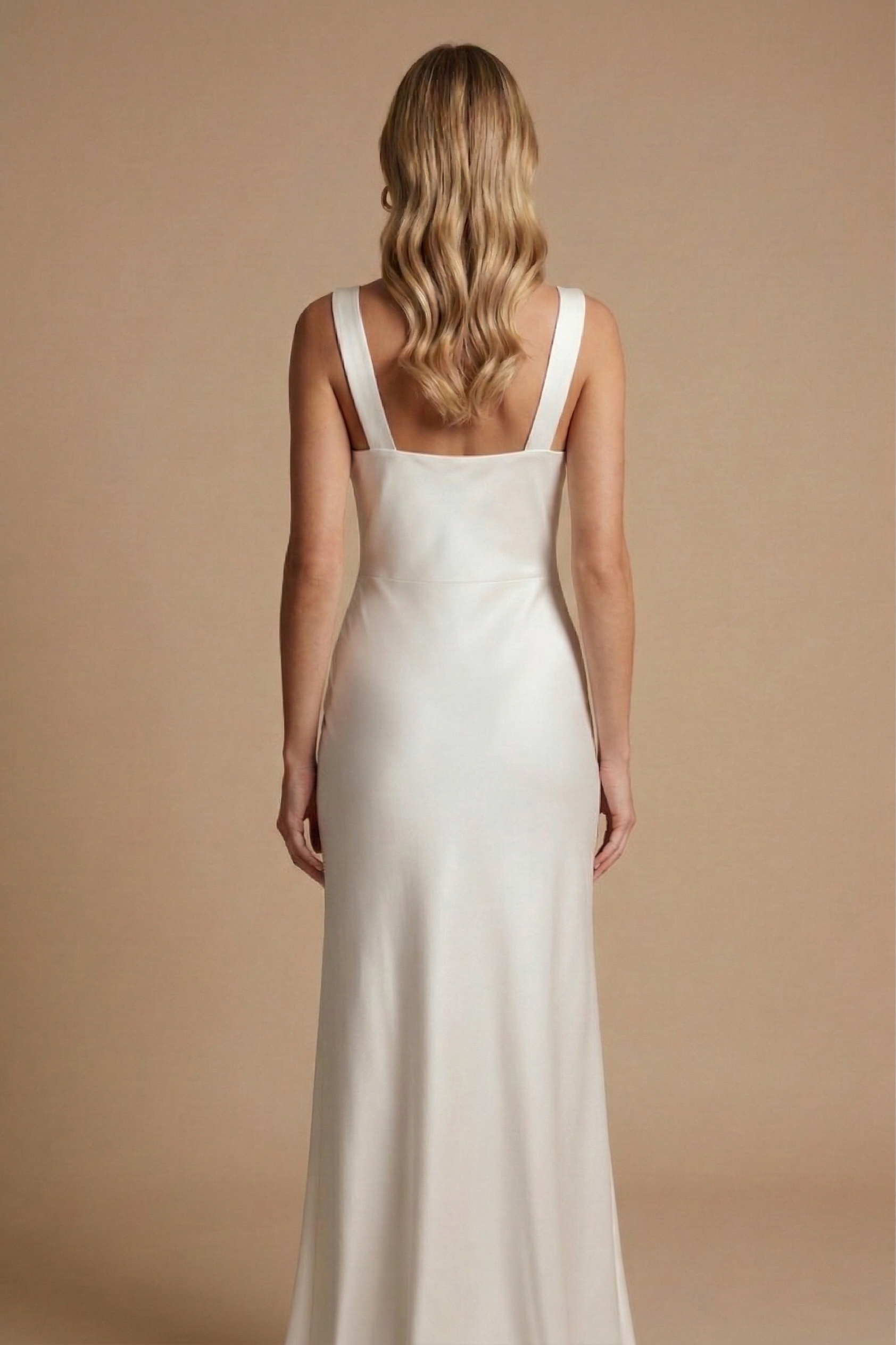 Constance – Robe maxi nuisette en satin à col en V et dos nu femme