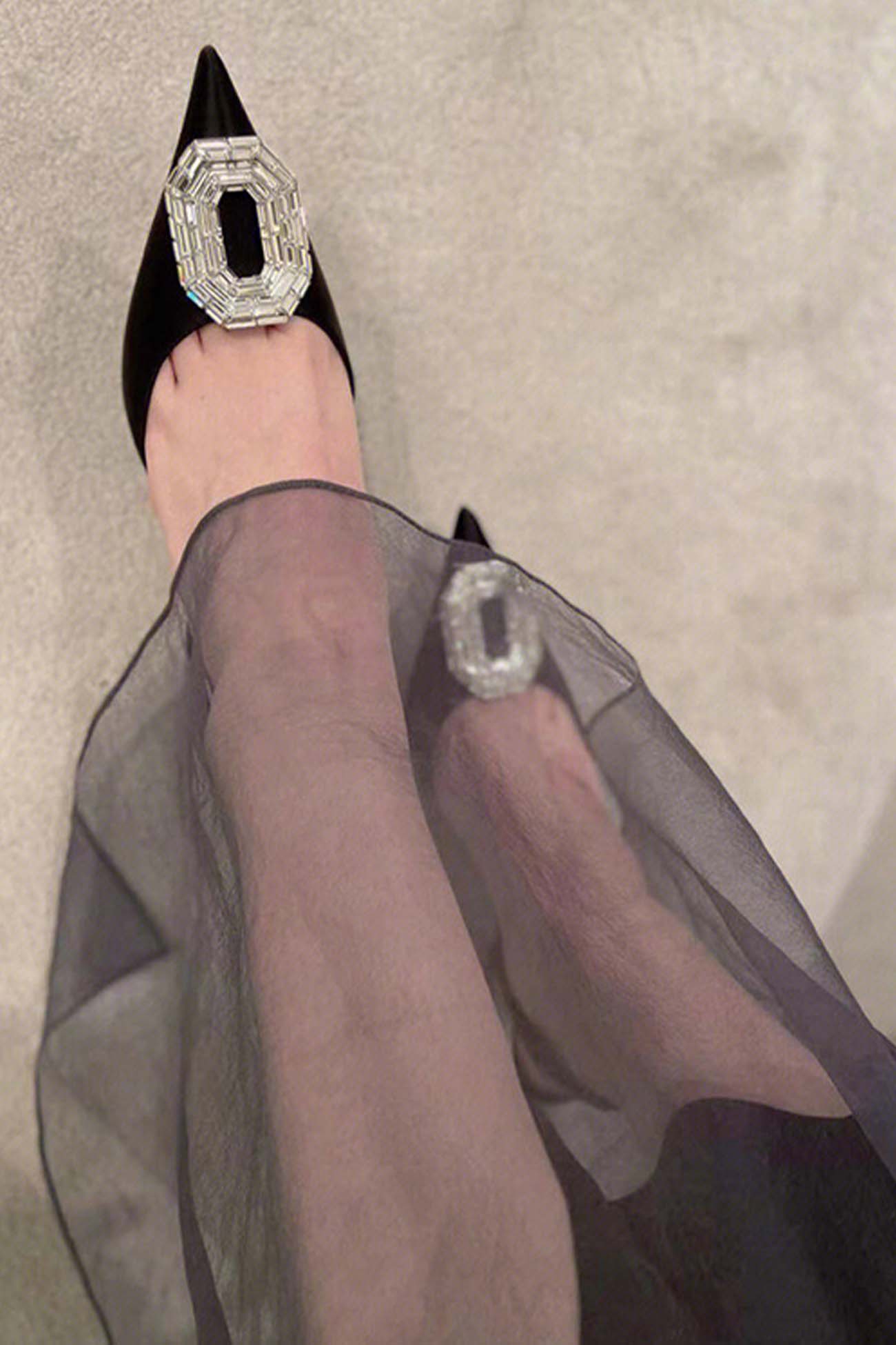 Éléa – Escarpins Pointus à Strass Ovales et Talon Haut