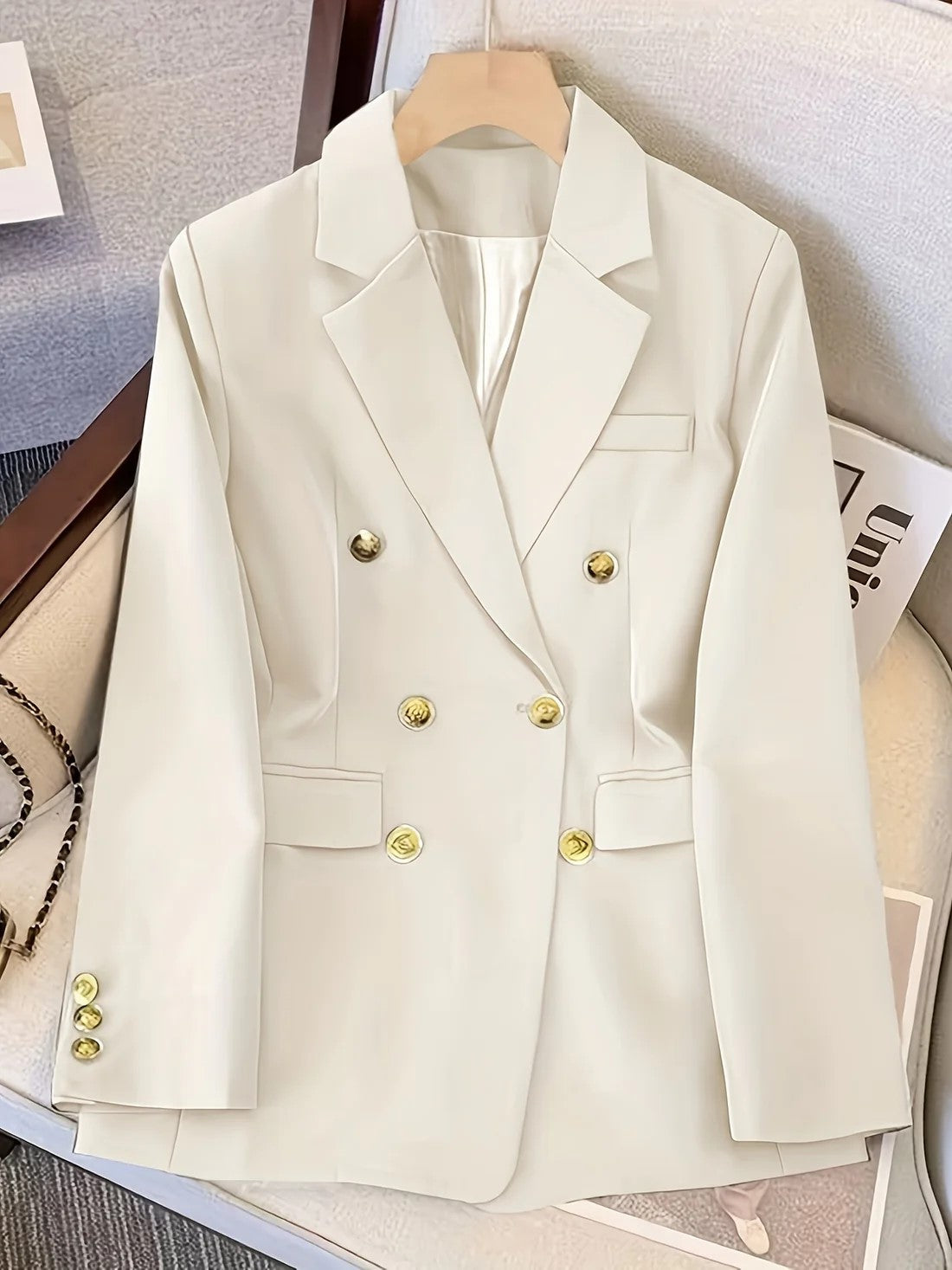 Blazer femme à double boutonnage doré, col à revers et poches à rabat 2