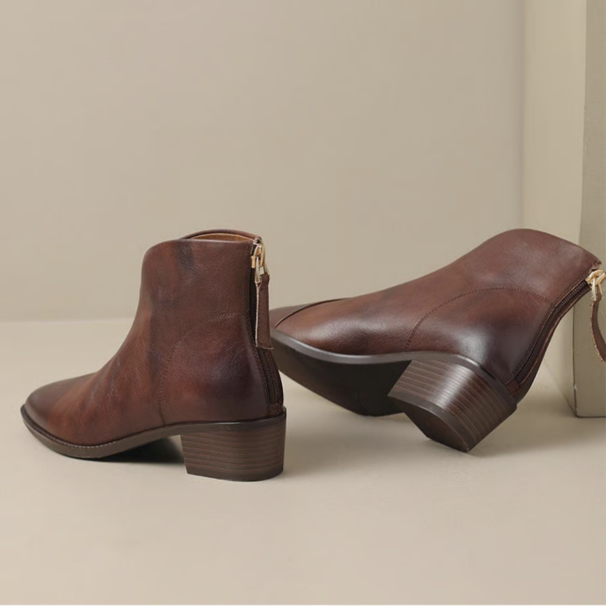 Bottines femme à talon bloc bas, bout pointu et zip arrière 2