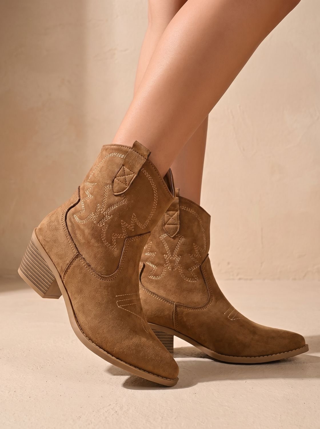 Bottines santiags brodées à tige large et talon bloc 3
