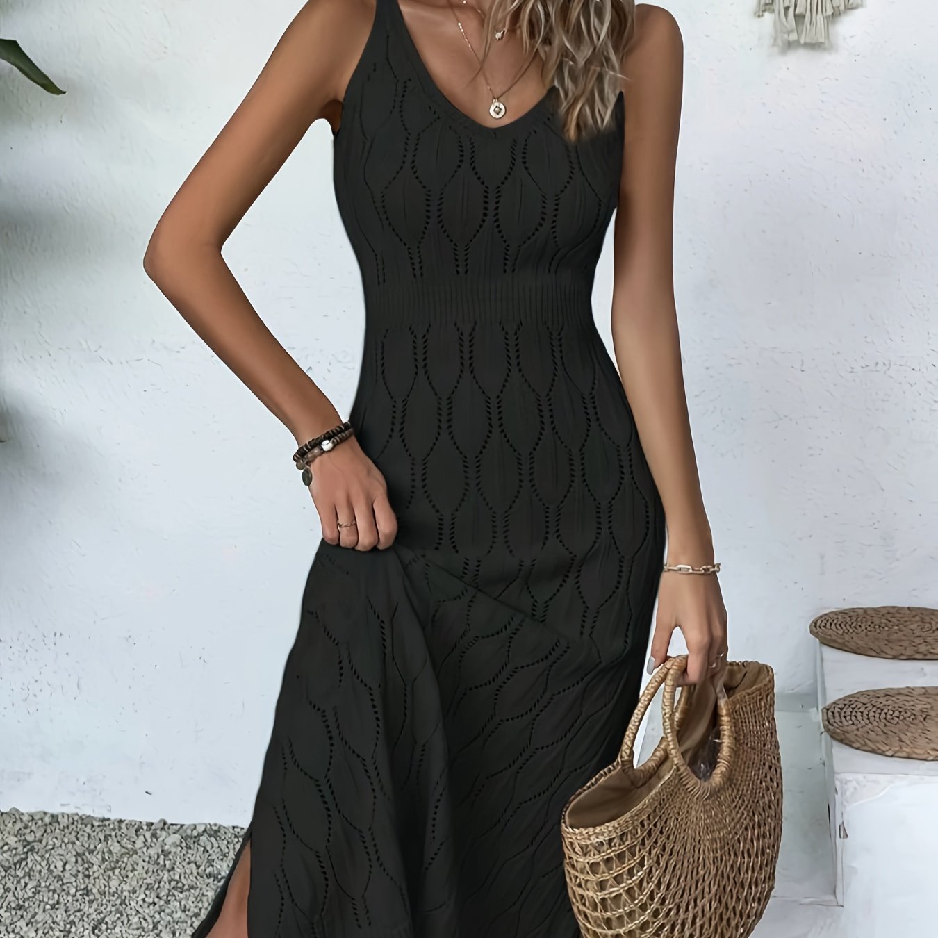 Robe ajourée moulante à fente latérale et décolleté en V