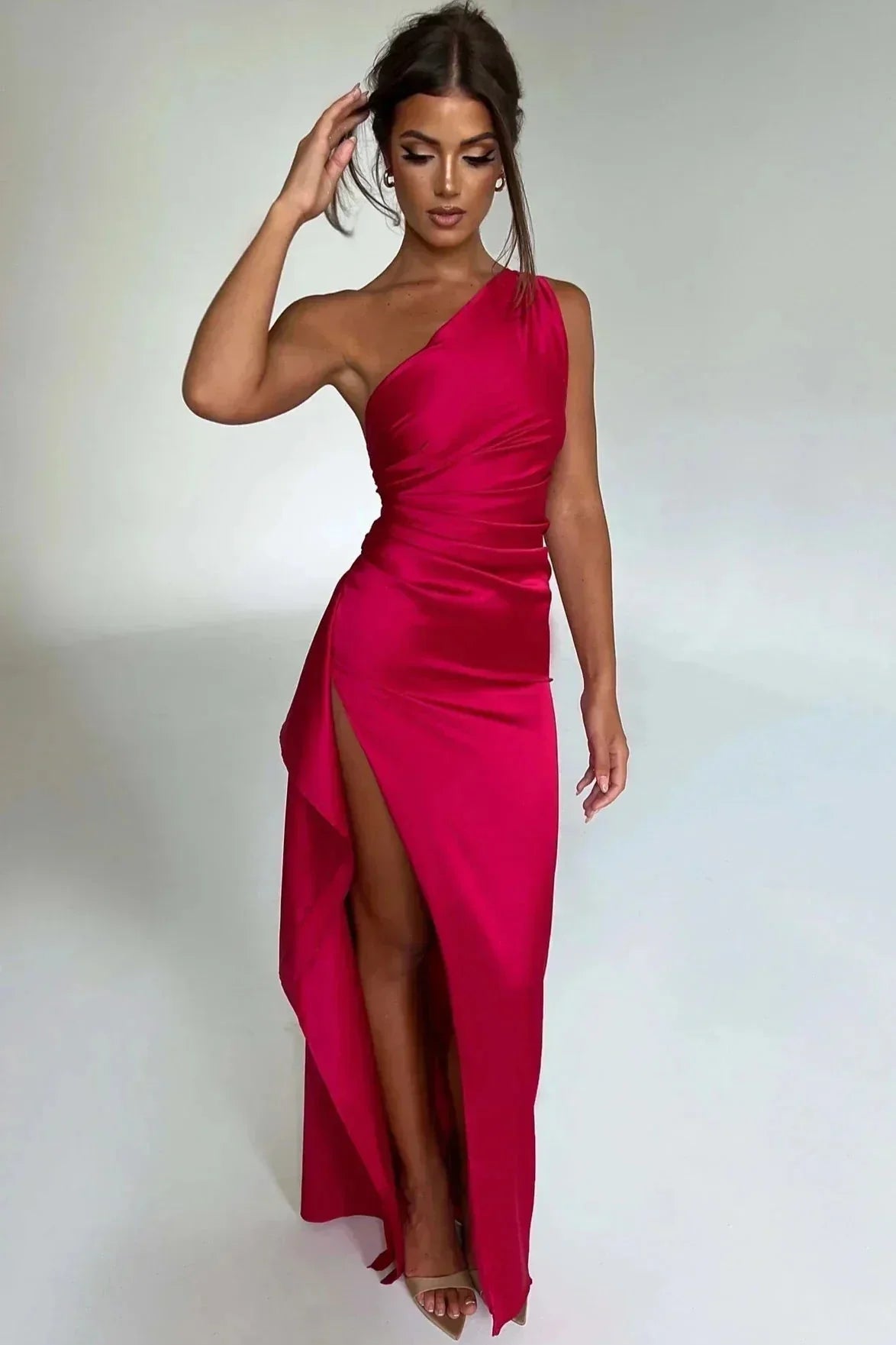 Robe longue asymétrique avec fente – sensualité sculptée et élégance fluide