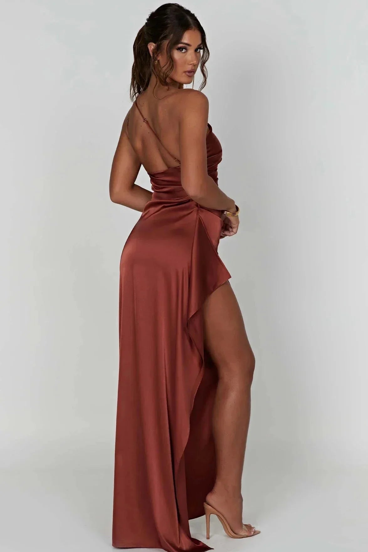 Robe longue asymétrique avec fente – sensualité sculptée et élégance fluide
