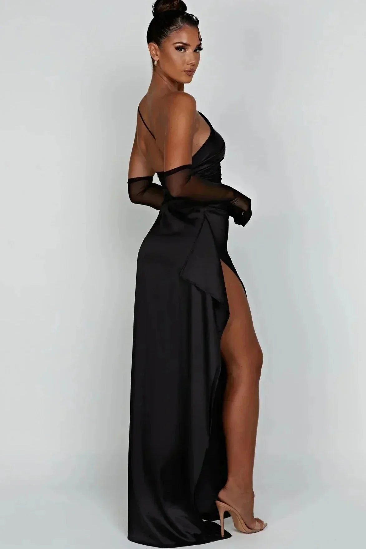 Robe longue asymétrique avec fente – sensualité sculptée et élégance fluide