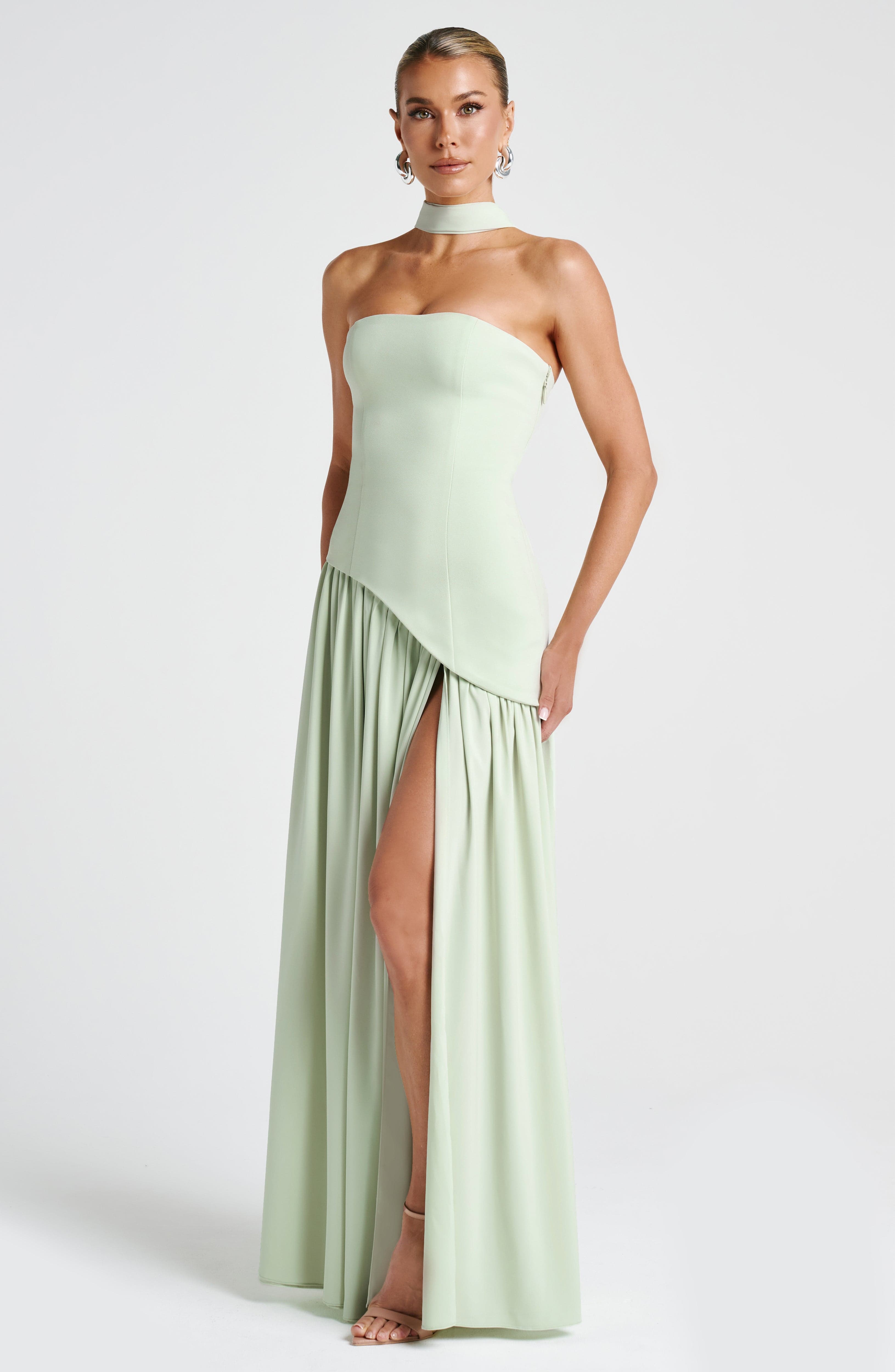 Sophie – Robe maxi bustier avec fente haute et taille asymétrique femme