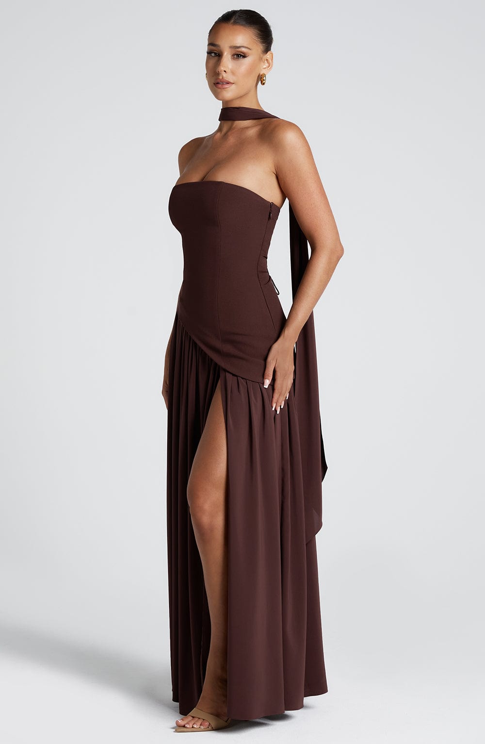Sophie – Robe maxi bustier avec fente haute et taille asymétrique femme