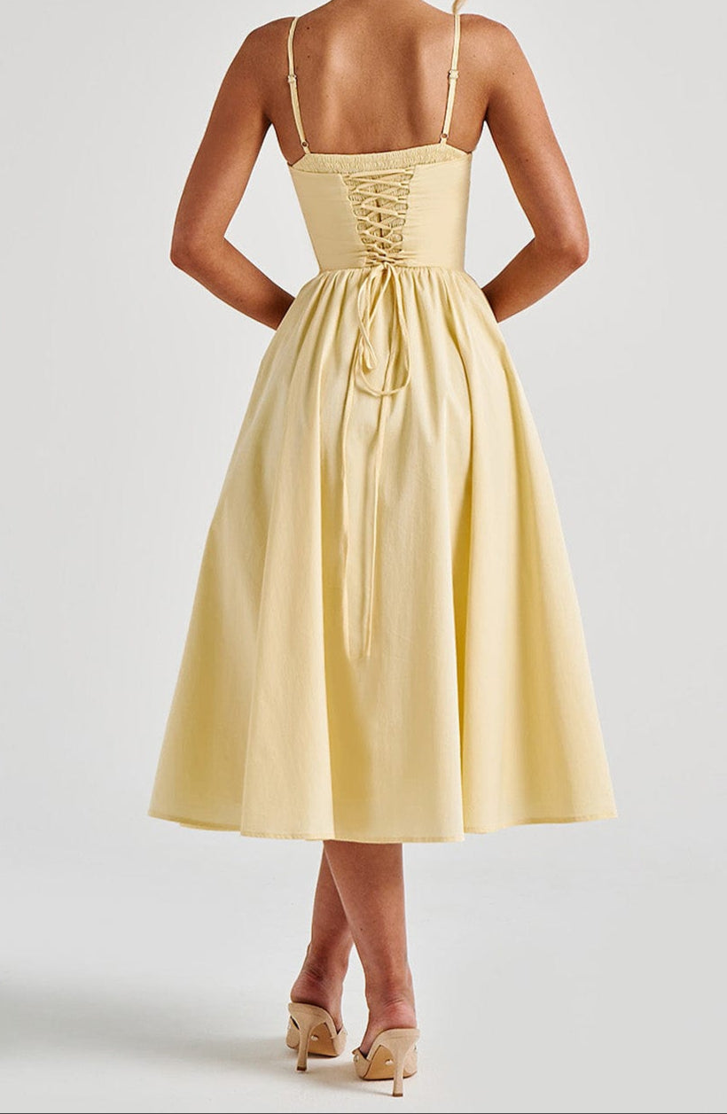 Gabrielle – Robe midi jaune coupe trapèze, bustier corseté structuré, décolleté cœur et poches latérales femme