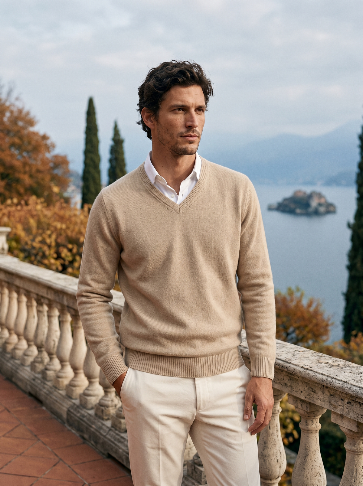 Pull col V homme en laine à bords-côtes et coupe classique 6