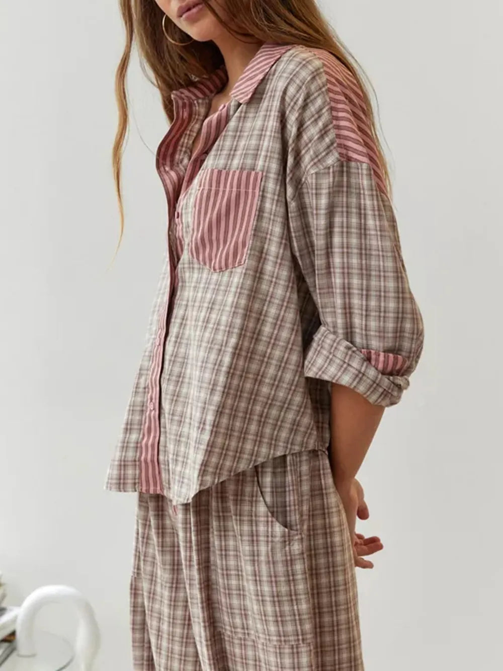 Pyjama femme à carreaux boutonné avec poche poitrine 1