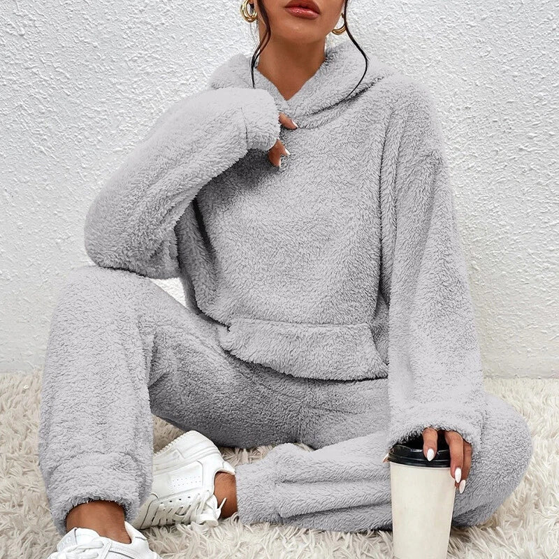 Pyjama femme en polaire à capuche et pantalon large 1