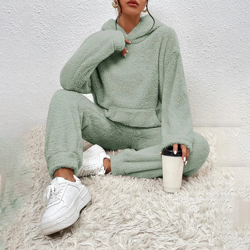 Pyjama femme en polaire à capuche et pantalon large 2