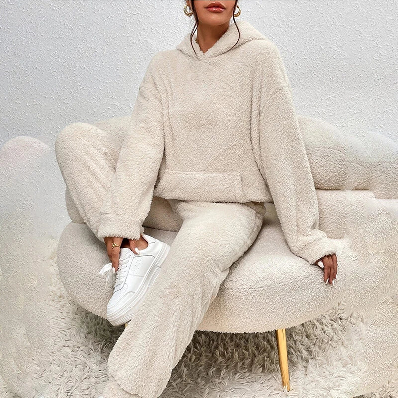 Pyjama femme en polaire à capuche et pantalon large 3