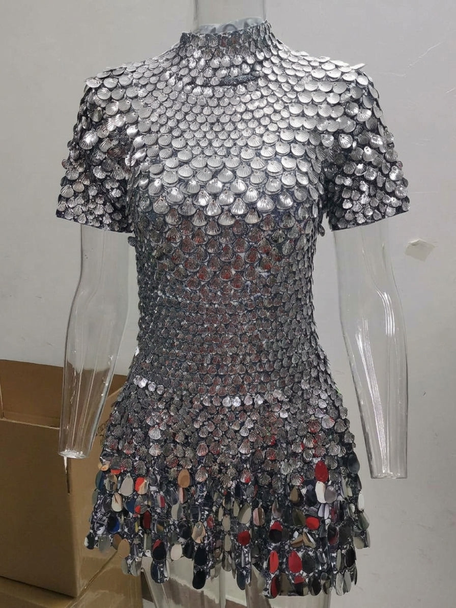 Robe de soirée à paillettes courte à col montant et manches courtes 1