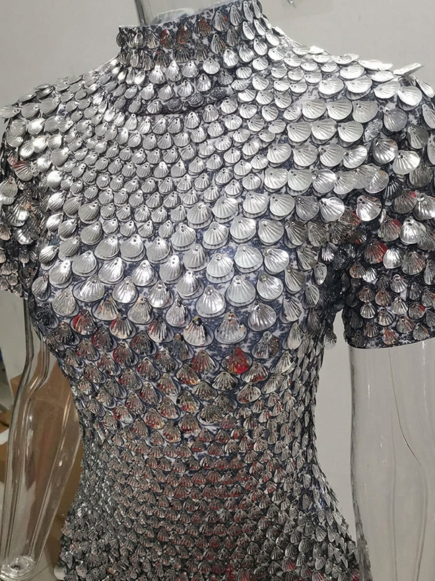 Robe de soirée à paillettes courte à col montant et manches courtes 3