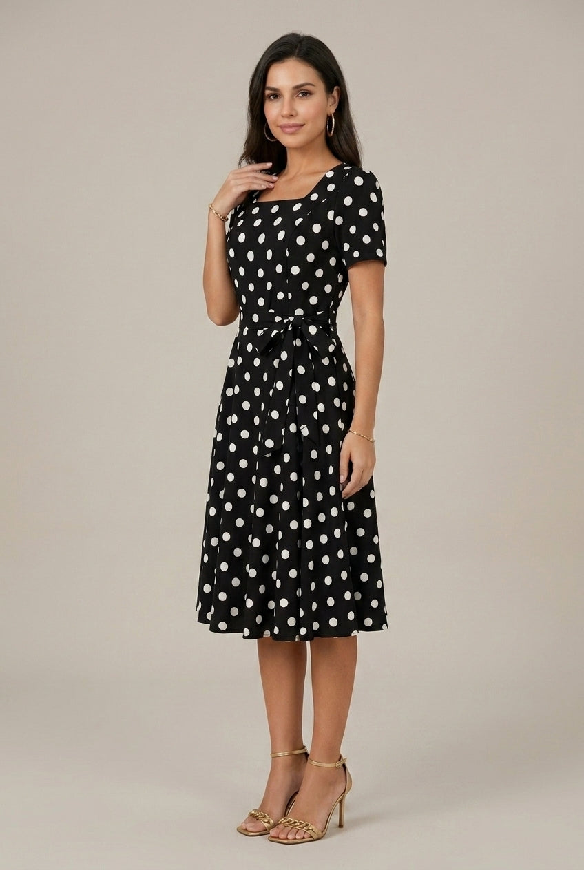 Solène – Robe midi portefeuille à pois, col carré et manches courtes femme