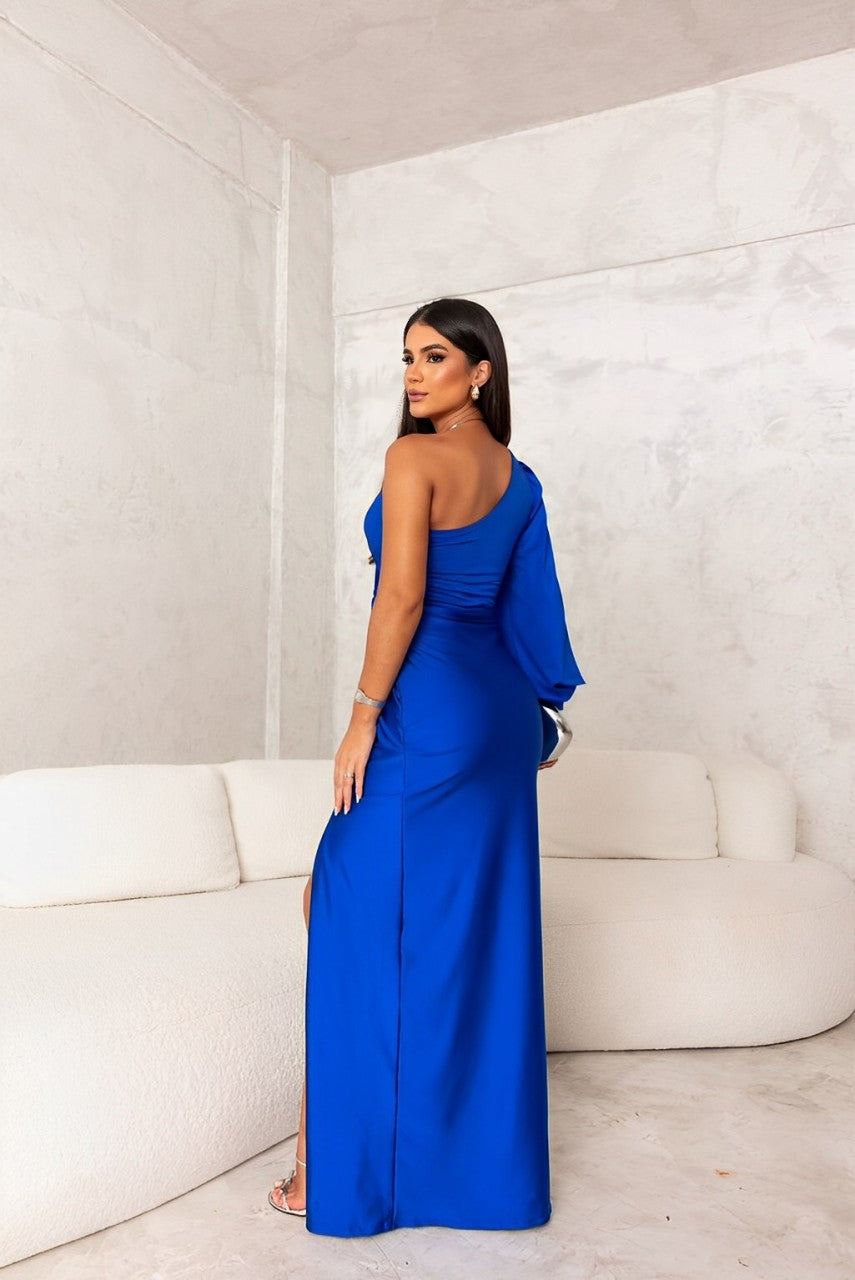 Robe asymétrique avec drapé et fente – élégance sculptée en mouvement
