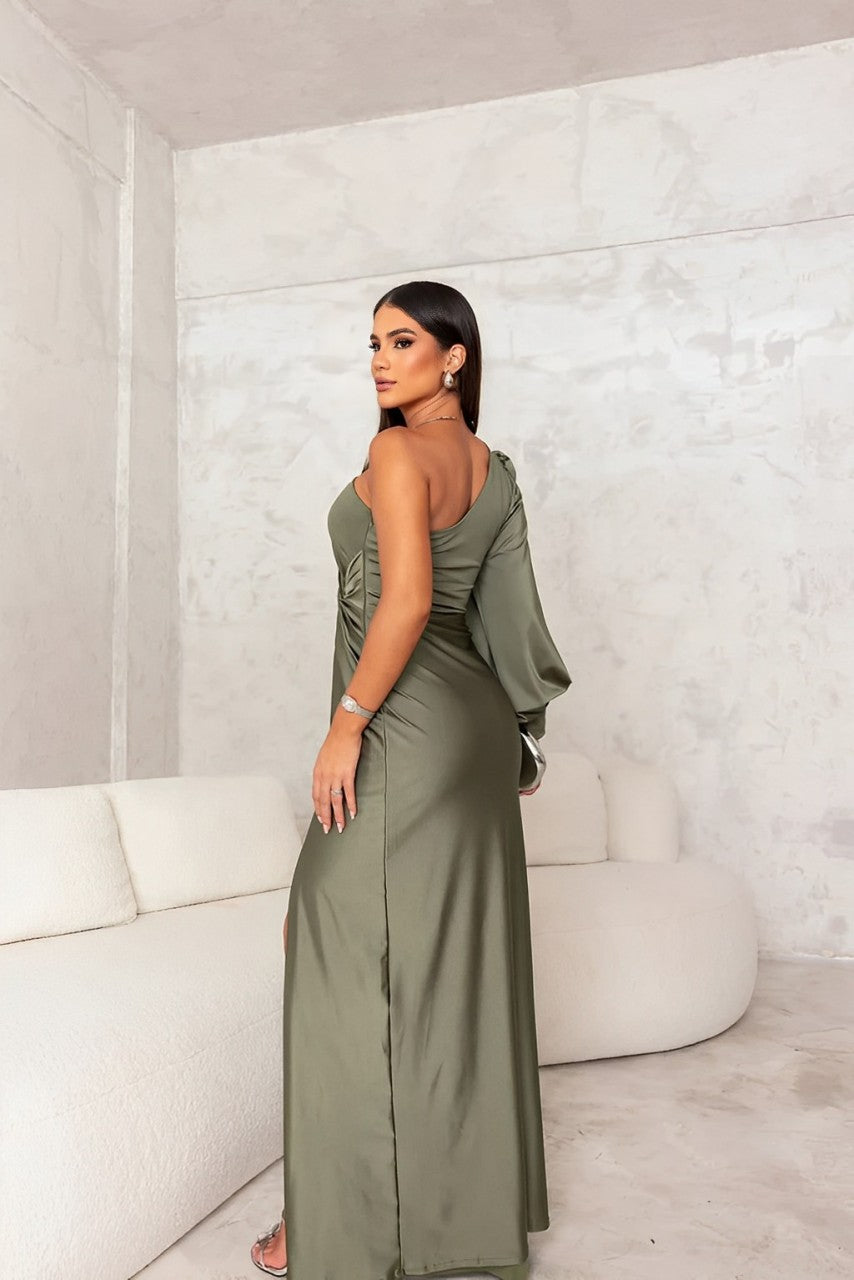 Robe asymétrique avec drapé et fente – élégance sculptée en mouvement